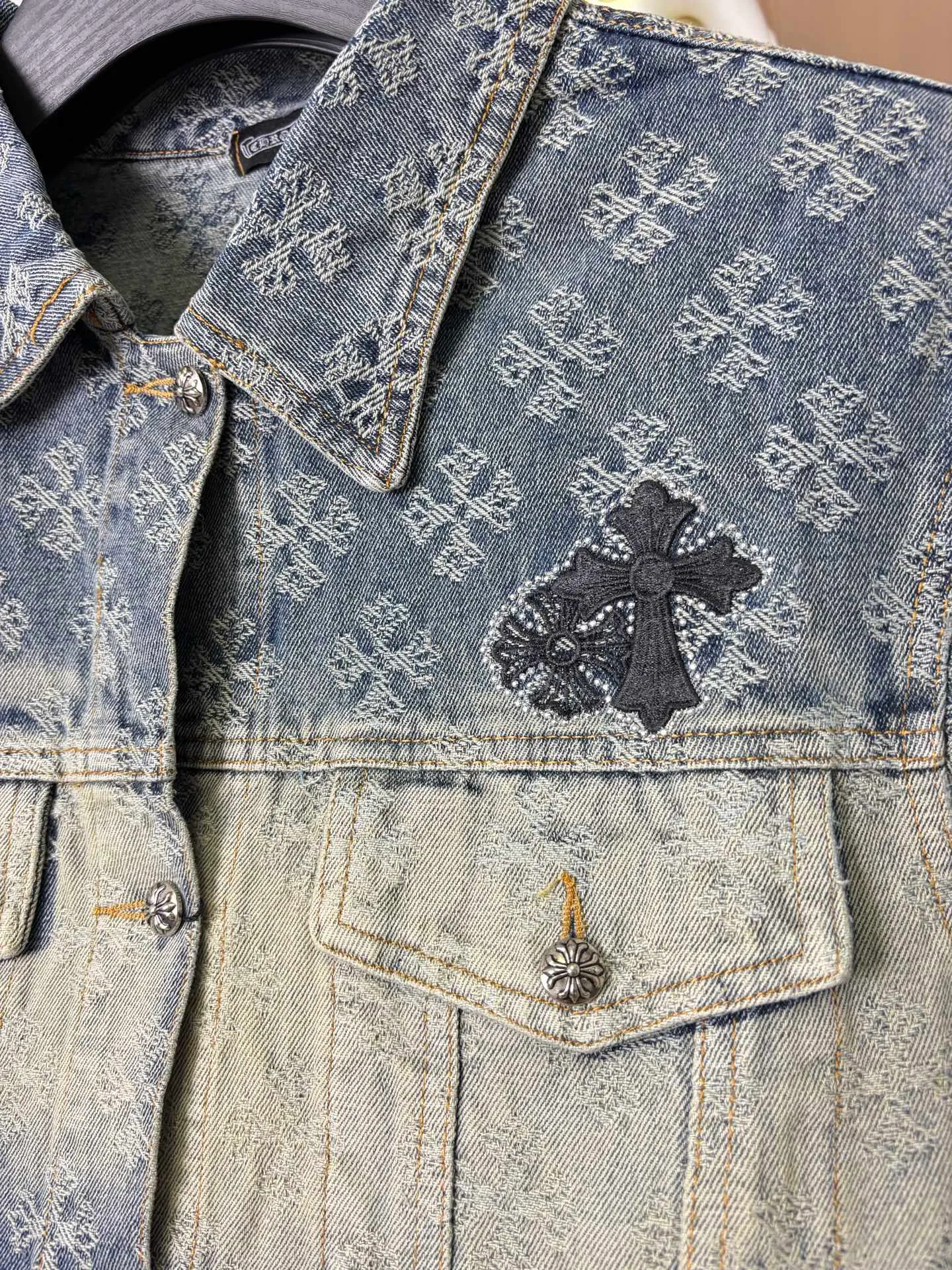 P340 Style No.: DC 150# ChromeHearts Heavy Steel Stamped Classic Sanskrit All-over Jacquard Hot-Diamond Denim Jacket for Men and Women New ChromeHearts Sanskrit Printed Custom Fabric Jacket Gradient Color Wash, Hot-Diamond Cross Denim Jacket on the Back is a very heavy-duty one. The top is made of heavy weight and the presbyopia is suitable for early autumn outings. The denim fabric can be directly machine washed without deformation. It also looks high-end when washed and aged. Power style wear The gradient color is super high-end when you snap it into the mirror💕 Each diamond shines with a unique light, as if telling a fashion story✨The steel-printed jacquard adds a three-dimensional and artistic sense, making this jacket instantly unique.  Size: s m l xl (Picture 9️⃣)